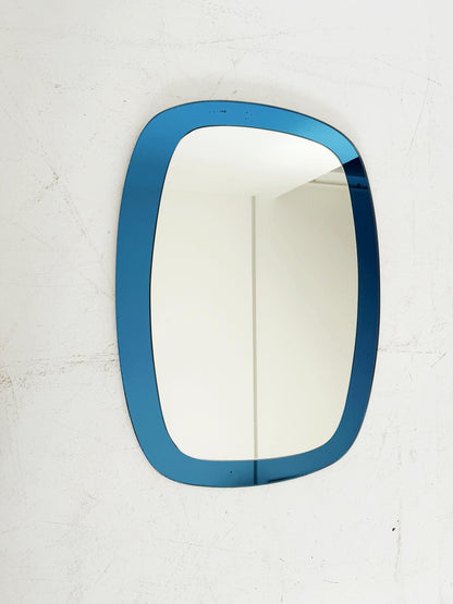 Specchio sagomato con cornice in vetro blu – produzione italiana, anni '70