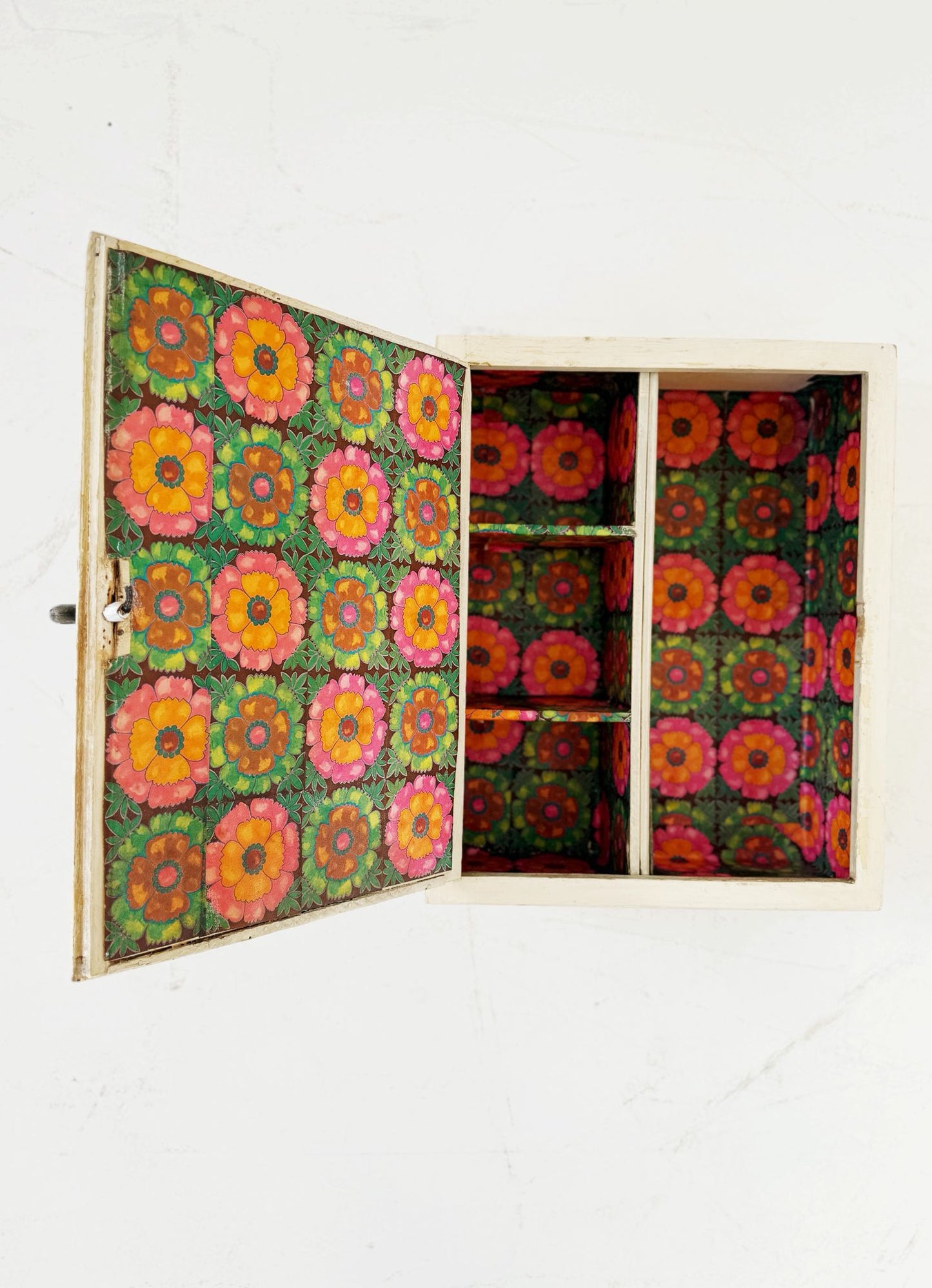 Mobiletto pensile con anta a specchio e interno rivestito in carta decorata – Italia, anni 50 / primi 60