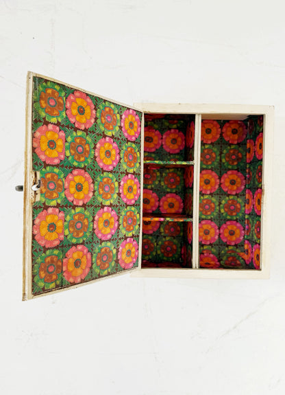 Mobiletto pensile con anta a specchio e interno rivestito in carta decorata – Italia, anni 50 / primi 60