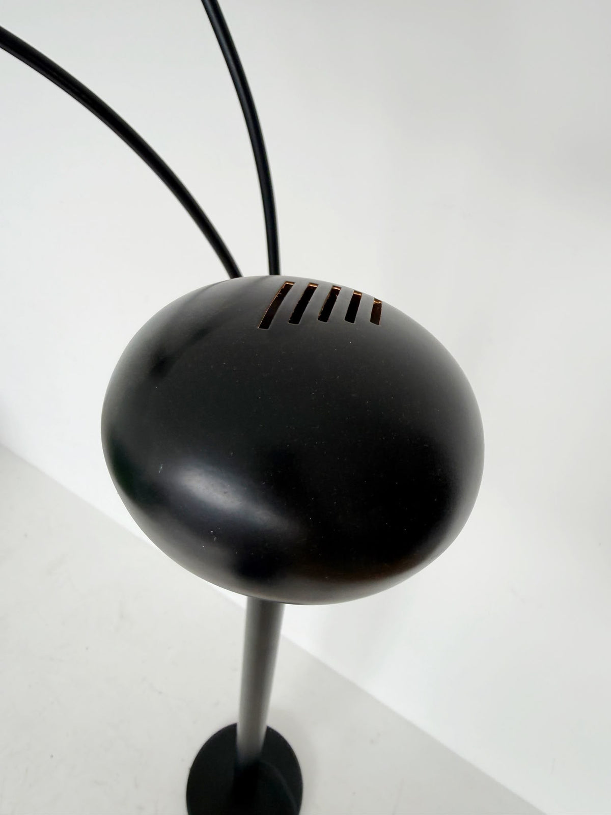 Lampada da terra a tre luci con bracci arcuati in metallo nero – Anni ’80/’90