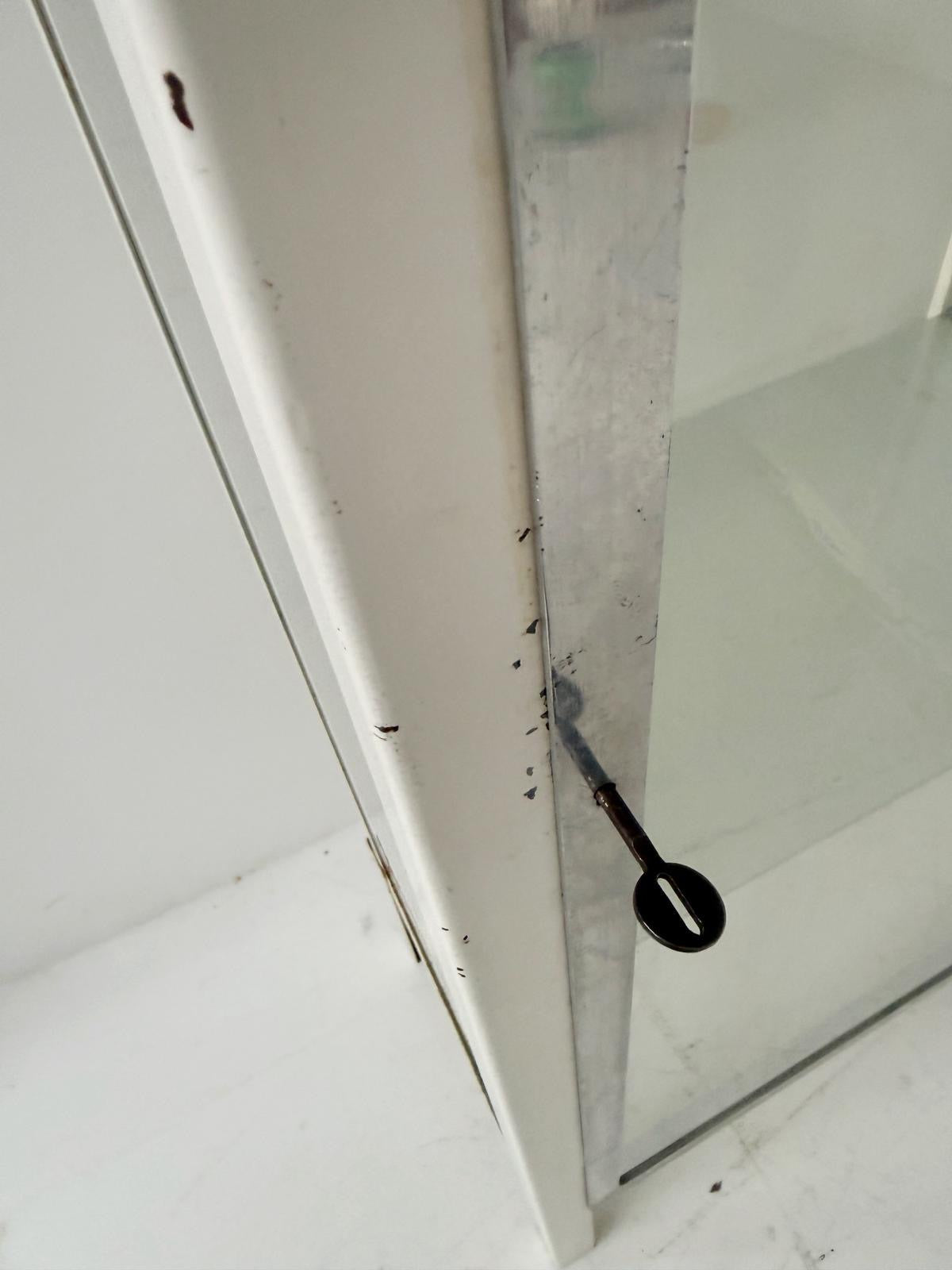 Nursing display cabinet in metal and glass