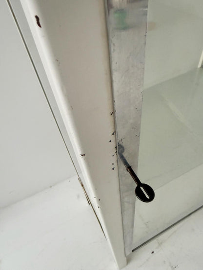 Nursing display cabinet in metal and glass