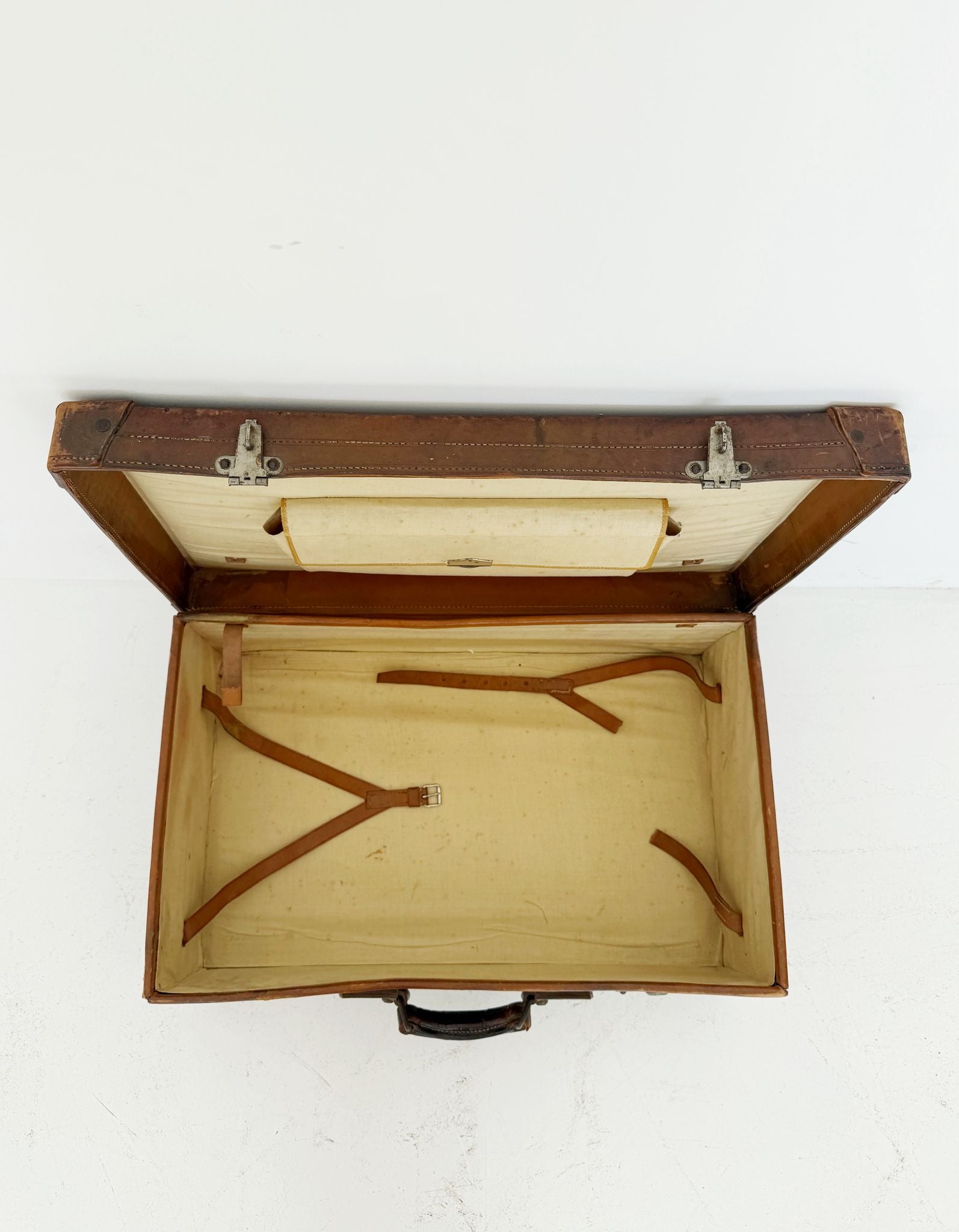 Valigia da viaggio in pelle con etichette alberghiere