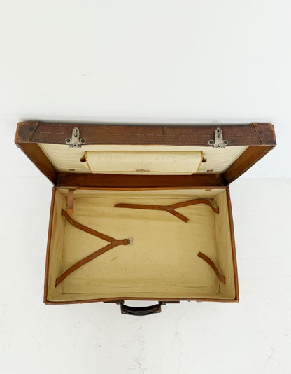 Valigia da viaggio in pelle con etichette alberghiere