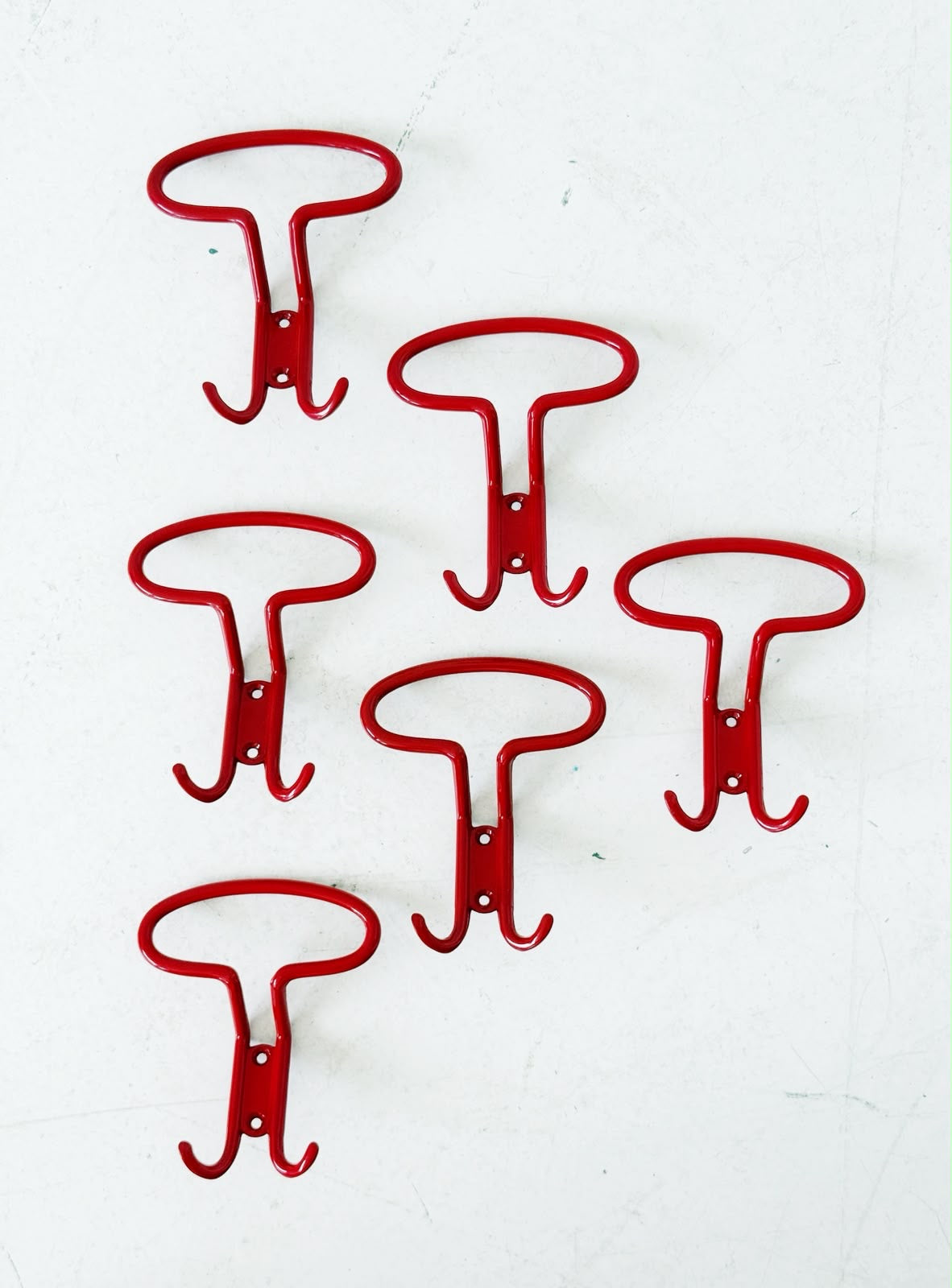 Set di sei appendiabiti da parete in metallo rosso