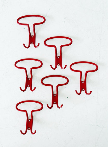 Set di sei appendiabiti da parete in metallo rosso