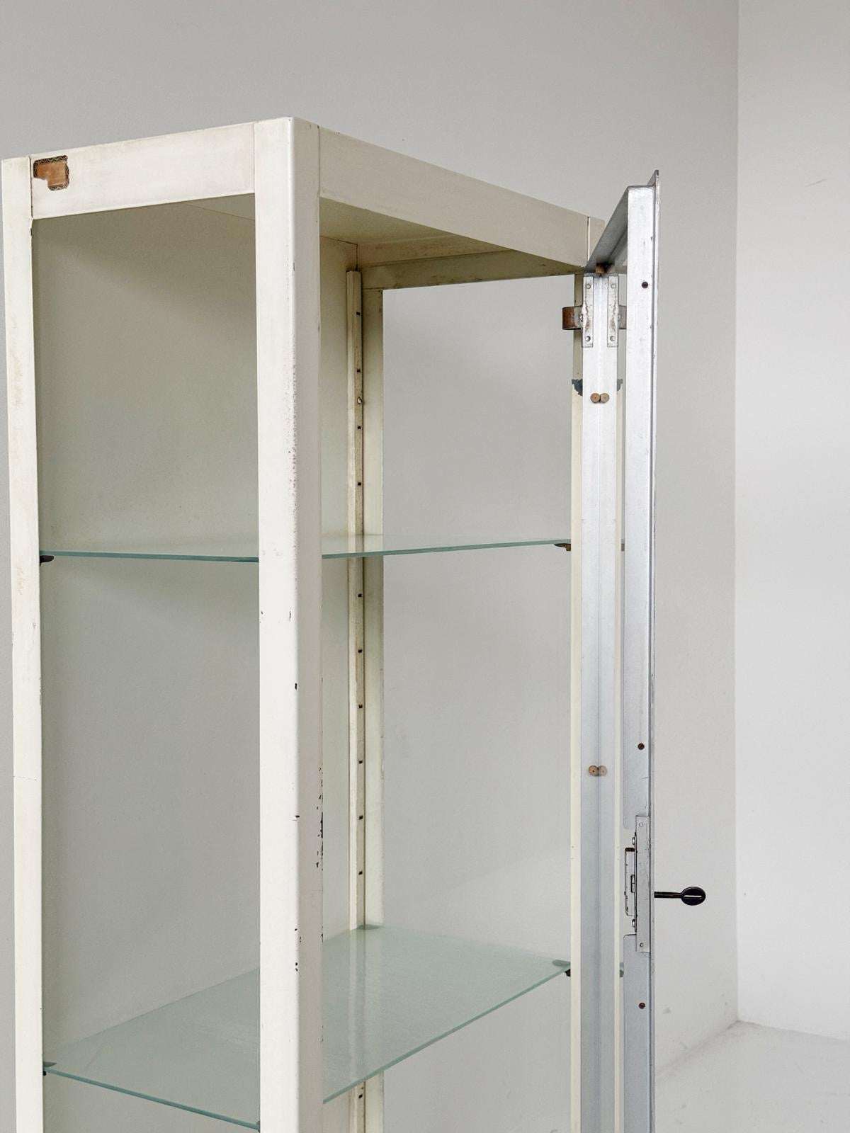 Nursing display cabinet in metal and glass