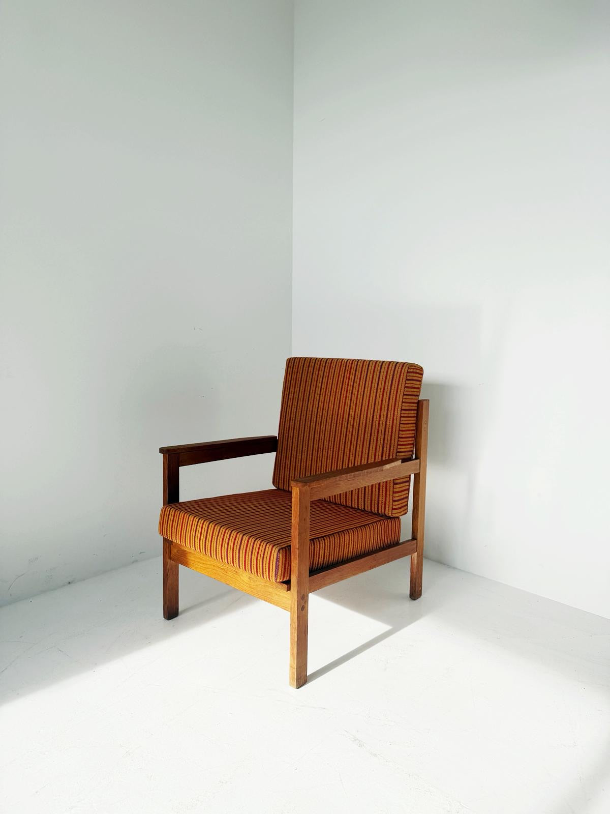 poltrona marrone usata in stile vintage per soggiorno